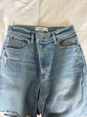 Abercrombie The 90s Straight Ultra High Rise Jeans - Size 4 SHORT